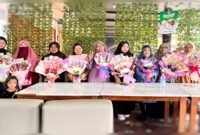 Peserta Workshop ASAH JARI SULSEL memamerkan hasil kreasi buket dari uang, snack, dan jilbab usai pelatihan keterampilan di Makassar, Sabtu (14/6/2025).