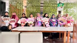 Peserta Workshop ASAH JARI SULSEL memamerkan hasil kreasi buket dari uang, snack, dan jilbab usai pelatihan keterampilan di Makassar, Sabtu (14/6/2025).