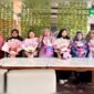 Peserta Workshop ASAH JARI SULSEL memamerkan hasil kreasi buket dari uang, snack, dan jilbab usai pelatihan keterampilan di Makassar, Sabtu (14/6/2025).
