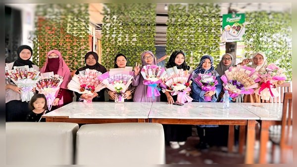 Peserta Workshop ASAH JARI SULSEL memamerkan hasil kreasi buket dari uang, snack, dan jilbab usai pelatihan keterampilan di Makassar, Sabtu (14/6/2025).