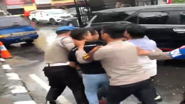 Adek-adek Mahasiswa Saat di Seret masuk ke Polrestabes Makassar