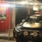 Mobil dinas berpelat B 9472 TSC diduga milik Kadis BPBD Maros terparkir di depan warung milik Palevi.