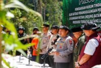 Kapolda Riau memberikan keterangan pers terkait pengungkapan kasus perambahan kawasan hutan lindung di XIII Koto Kampar, Riau.