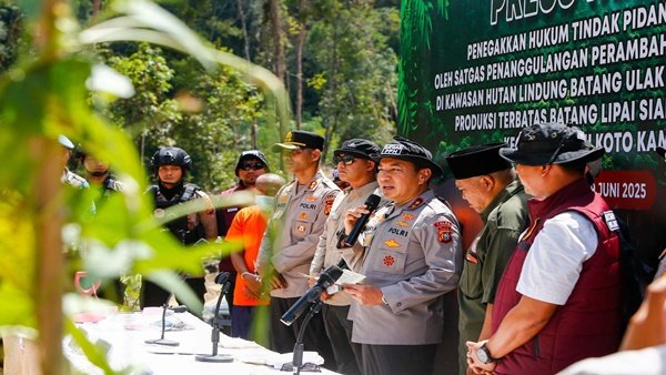 Kapolda Riau memberikan keterangan pers terkait pengungkapan kasus perambahan kawasan hutan lindung di XIII Koto Kampar, Riau.