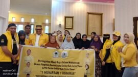 KPPG Luwu Timur foto bersama dengan para lansia di momen 1 Muharram usai berbagi kebaikan. 