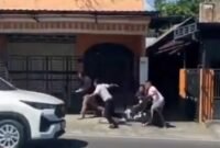 Tangkapan layar video viral – Paspampres Gibran tangkap tiga mahasiswa saat bentangkan spanduk bertuliskan, “omon-omon 19 juta lapangan kerja?”