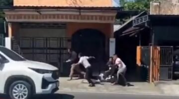 Tangkapan layar video viral – Paspampres Gibran tangkap tiga mahasiswa saat bentangkan spanduk bertuliskan, “omon-omon 19 juta lapangan kerja?”