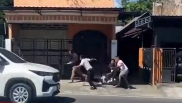 Tangkapan layar video viral – Paspampres Gibran tangkap tiga mahasiswa saat bentangkan spanduk bertuliskan, “omon-omon 19 juta lapangan kerja?”