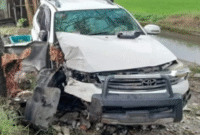 Mobil Fortuner hantam Pohon