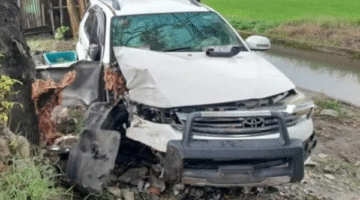 Mobil Fortuner hantam Pohon