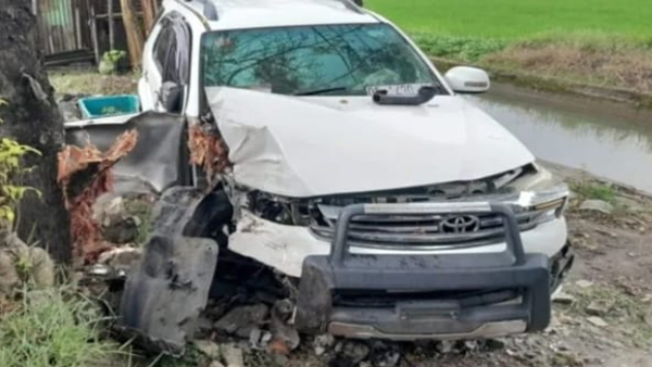 Mobil Fortuner hantam Pohon