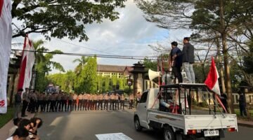 Aksi unjuk rasa PEMA FT-Unibos di Mapolda Sulsel