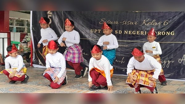 Siswa SDN Borong Makassar tampil dinamis dalam pentas seni P5