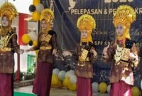 Siswa-siswi Kelas 6 SD Negeri Borong Makassar tampil menari dalam acara pelepasan dan pentas kreativitas