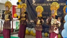 Siswa-siswi Kelas 6 SD Negeri Borong Makassar tampil menari dalam acara pelepasan dan pentas kreativitas