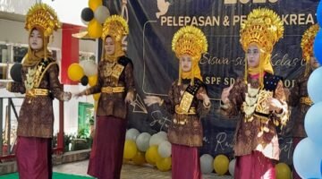 Siswa-siswi Kelas 6 SD Negeri Borong Makassar tampil menari dalam acara pelepasan dan pentas kreativitas