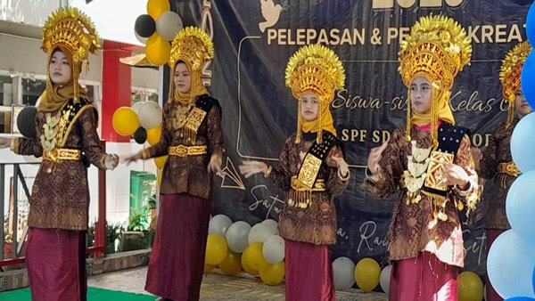 Siswa-siswi Kelas 6 SD Negeri Borong Makassar tampil menari dalam acara pelepasan dan pentas kreativitas