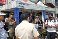 Petugas gabungan dari Satpol PP dan Dishub Gowa saat melakukan penertiban penggunaan trotoar yang disalahgunakan oleh salah satu dealer motor di Jalan Sultan Hasanuddin, Gowa