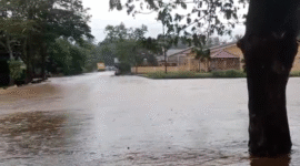 Air yang ada di badan Jalan Poros Bone-Sinjai