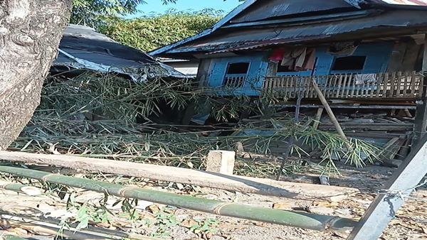 Akses rumah Supardi di Gowa tertutup rumpun bambu akibat konflik lahan warisan.
