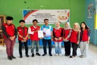 Mahasiswa KKN-T Gelombang 114 Universitas Hasanuddin berfoto bersama Kepala Desa Borimasunggu usai Seminar Tematik Pemberdayaan Masyarakat di Aula Kantor Desa Borimasunggu.