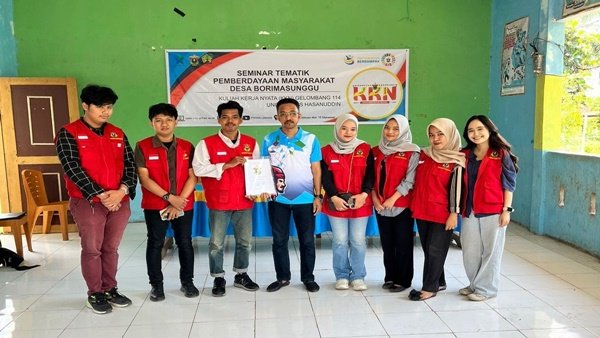 Mahasiswa KKN-T Gelombang 114 Universitas Hasanuddin berfoto bersama Kepala Desa Borimasunggu usai Seminar Tematik Pemberdayaan Masyarakat di Aula Kantor Desa Borimasunggu.