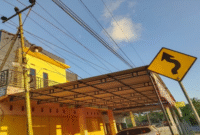 Kabel Telanjang PLN yang berada di Atap Rumah Warga