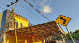 Kabel Telanjang PLN yang berada di Atap Rumah Warga