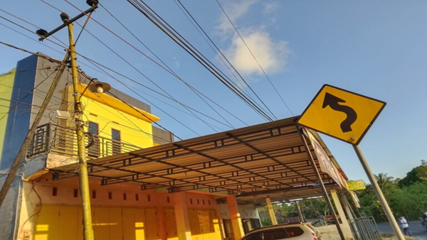 Kabel Telanjang PLN yang berada di Atap Rumah Warga