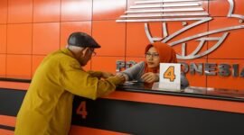 Foto ilustrasi – Seorang lansia antre mengambil uang pensiunan di Kantor Pos
