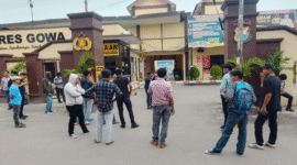Forum Aktivis Lintas Lembaga Saat menggelar aksi
