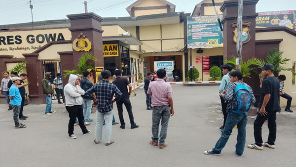 Forum Aktivis Lintas Lembaga Saat menggelar aksi