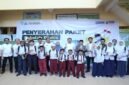Wali Kota Makassar (tengah) bersama YBM BRILiaN RO Makassar dan PPI Kota Makassar saat menyerahkan 100 paket pendidikan kepada siswa-siswi Sekolah Muhammadiyah, sekaligus meluncurkan program #bombebotolplastik, Rabu (23/7/2025).
