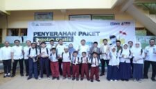 Wali Kota Makassar (tengah) bersama YBM BRILiaN RO Makassar dan PPI Kota Makassar saat menyerahkan 100 paket pendidikan kepada siswa-siswi Sekolah Muhammadiyah, sekaligus meluncurkan program #bombebotolplastik, Rabu (23/7/2025).
