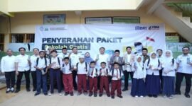 Wali Kota Makassar (tengah) bersama YBM BRILiaN RO Makassar dan PPI Kota Makassar saat menyerahkan 100 paket pendidikan kepada siswa-siswi Sekolah Muhammadiyah, sekaligus meluncurkan program #bombebotolplastik, Rabu (23/7/2025).