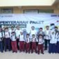 Wali Kota Makassar (tengah) bersama YBM BRILiaN RO Makassar dan PPI Kota Makassar saat menyerahkan 100 paket pendidikan kepada siswa-siswi Sekolah Muhammadiyah, sekaligus meluncurkan program #bombebotolplastik, Rabu (23/7/2025).