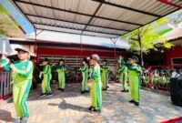 Siswa dan siswi SDN Borong Makassar menampilkan pentas kreativitas di Hari Anak Nasional dan Hari Puisi Indonesia
