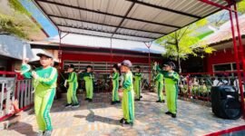 Siswa dan siswi SDN Borong Makassar menampilkan pentas kreativitas di Hari Anak Nasional dan Hari Puisi Indonesia