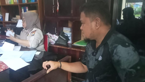 Saat Memasukkan Surat audiensi kepada Kapolres Bone