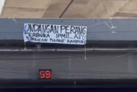 Spanduk Yang Terpasan di Fly over Makassar