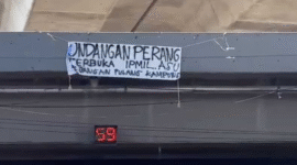 Spanduk Yang Terpasan di Fly over Makassar