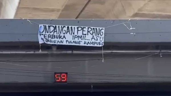 Spanduk Yang Terpasan di Fly over Makassar