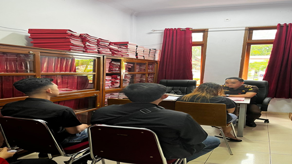 Tersangka Arisan Bodong Tiba di Kejari Makale