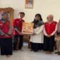 Mahasiswa KKN-T Unhas Gelombang 114 berfoto bersama usai menyerahkan poster edukasi sebagai bagian dari program Pojok Edukasi di Desa Garuntungan, Bulukumba.