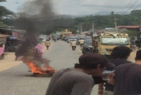 Ribuan massa  memblokade jalan nasional di pertigaan Lambuya