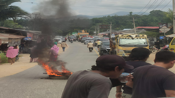 Ribuan massa  memblokade jalan nasional di pertigaan Lambuya