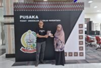 Tokoh penggerak literasi Rusdin Tompo memperlihatkan Karya Siswi SDN Borong Makassar “Cerita Citra”