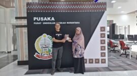 Tokoh penggerak literasi Rusdin Tompo memperlihatkan Karya Siswi SDN Borong Makassar “Cerita Citra”