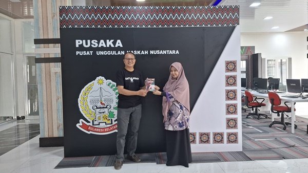 Tokoh penggerak literasi Rusdin Tompo memperlihatkan Karya Siswi SDN Borong Makassar “Cerita Citra”