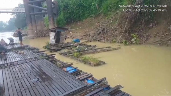 Karamba Salah satu warga dan mesin pompa